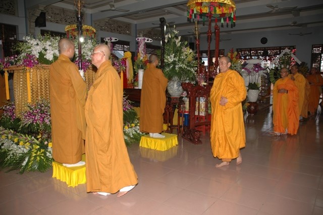 Các phái đoàn viếng tang lễ ĐLHT Thích Từ Nhơn chiều tối ngày thứ hai 27/4