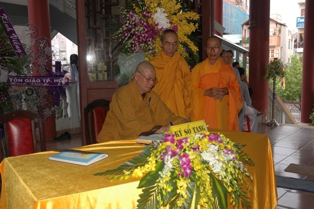 Các phái đoàn viếng tang lễ ĐLHT Thích Từ Nhơn chiều tối ngày thứ hai 27/4