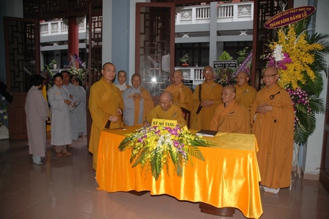 Các phái đoàn viếng tang lễ ĐLHT Thích Từ Nhơn chiều tối ngày thứ hai 27/4