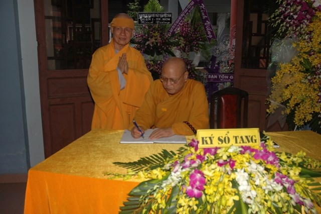 Các phái đoàn viếng tang lễ ĐLHT Thích Từ Nhơn chiều tối ngày thứ hai 27/4