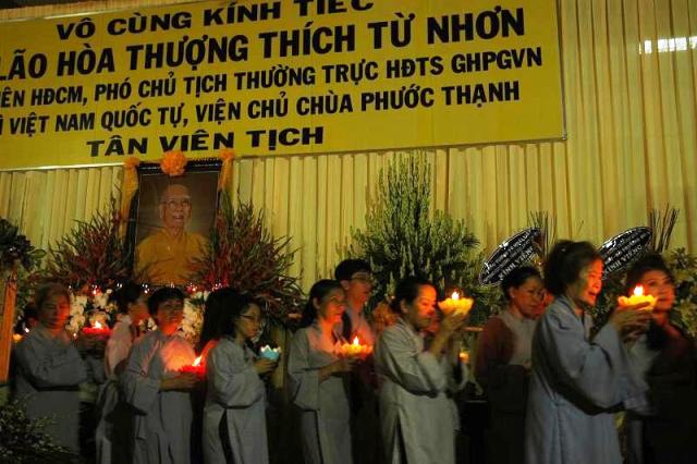 Các phái đoàn viếng ĐLHT. Thích Từ Nhơn chiều tối ngày thứ ba 28/04