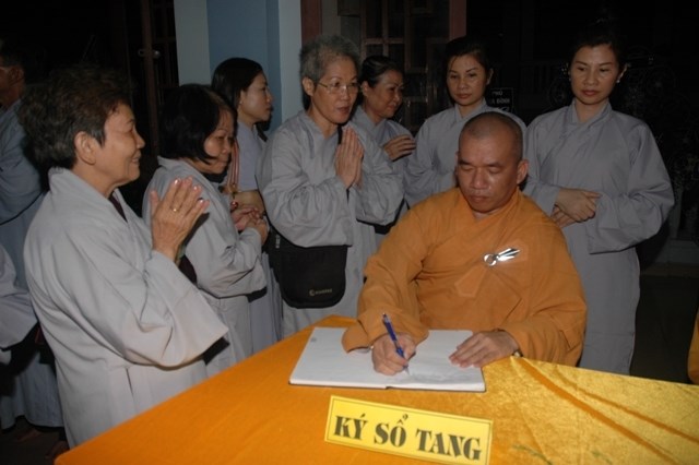 Các phái đoàn viếng tang lễ ĐLHT Thích Từ Nhơn chiều tối ngày thứ hai 27/4