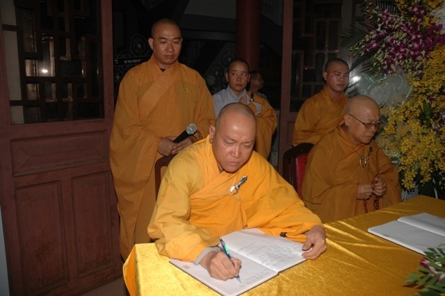 Các phái đoàn viếng tang lễ ĐLHT Thích Từ Nhơn chiều tối ngày thứ hai 27/4