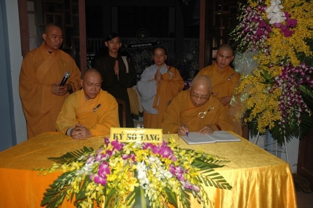 Các phái đoàn viếng tang lễ ĐLHT Thích Từ Nhơn chiều tối ngày thứ hai 27/4