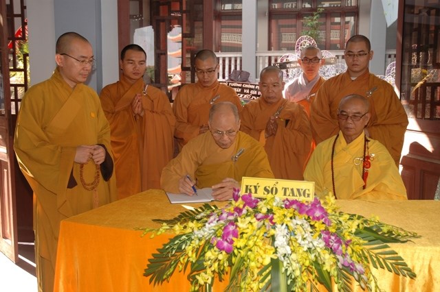 Chùm ảnh sáng ngày thứ 3 tang lễ: TW GHPGVN viếng giác linh ĐLHT. Thích Từ Nhơn