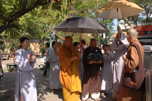 Cung nghinh xá lợi Đại lão Hòa thượng Thích Từ Nhơn về chùa Việt Nam Quốc Tự