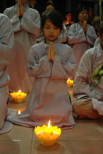 Các phái đoàn viếng ĐLHT. Thích Từ Nhơn chiều tối ngày thứ ba 28/04