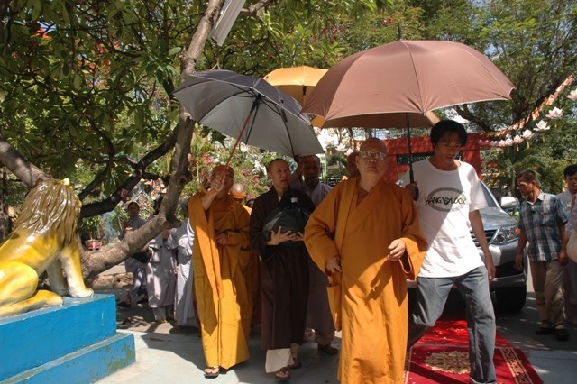 Cung nghinh xá lợi Đại lão Hòa thượng Thích Từ Nhơn về chùa Việt Nam Quốc Tự