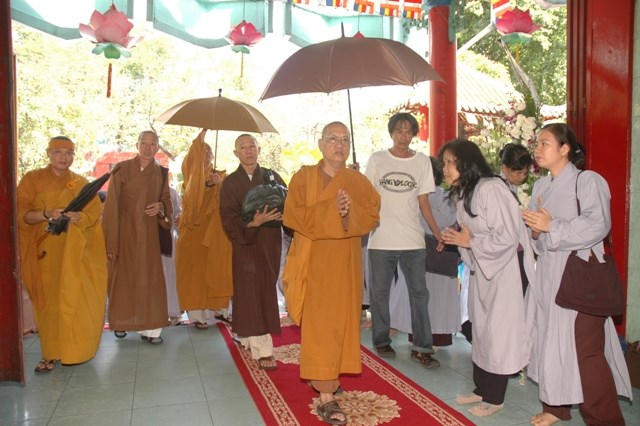 Cung nghinh xá lợi Đại lão Hòa thượng Thích Từ Nhơn về chùa Việt Nam Quốc Tự