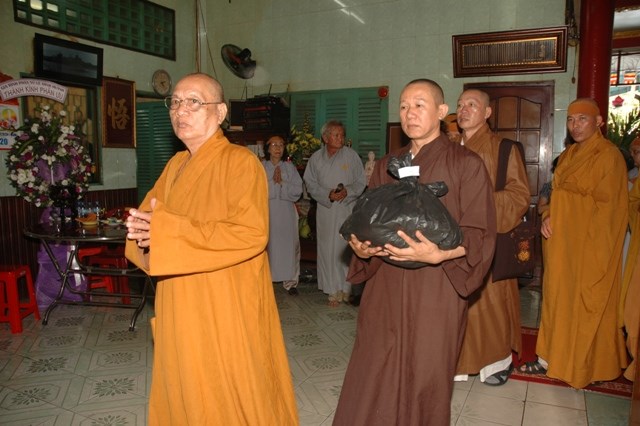 Cung nghinh xá lợi Đại lão Hòa thượng Thích Từ Nhơn về chùa Việt Nam Quốc Tự