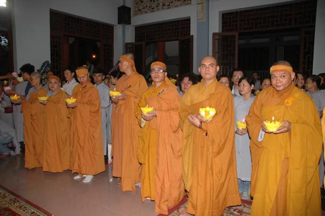 Các phái đoàn viếng ĐLHT. Thích Từ Nhơn chiều tối ngày thứ ba 28/04