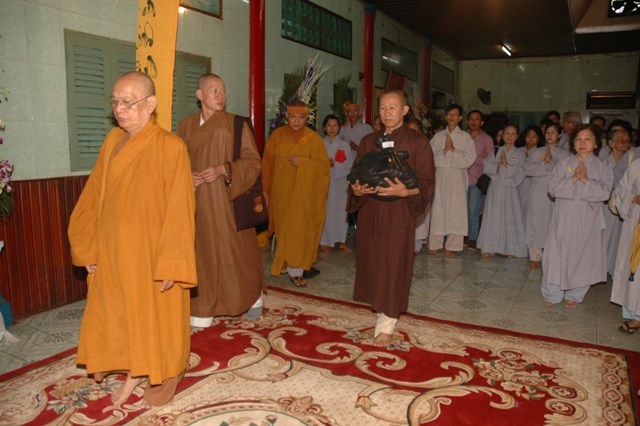 Cung nghinh xá lợi Đại lão Hòa thượng Thích Từ Nhơn về chùa Việt Nam Quốc Tự