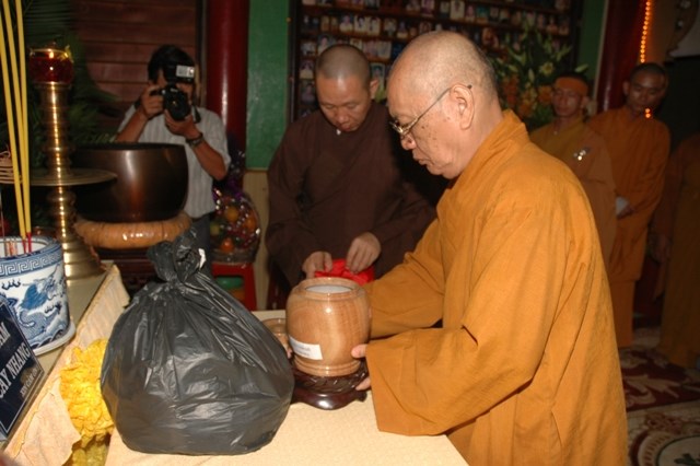 Cung nghinh xá lợi Đại lão Hòa thượng Thích Từ Nhơn về chùa Việt Nam Quốc Tự