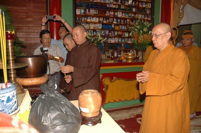 Cung nghinh xá lợi Đại lão Hòa thượng Thích Từ Nhơn về chùa Việt Nam Quốc Tự