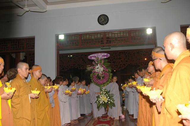 Các phái đoàn viếng ĐLHT. Thích Từ Nhơn chiều tối ngày thứ ba 28/04