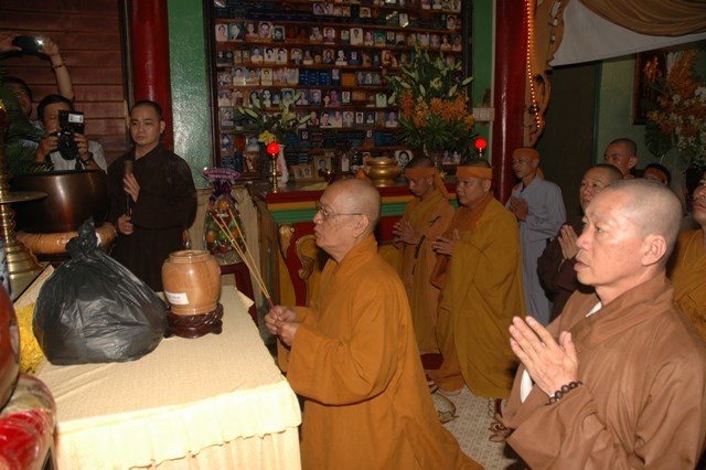 Cung nghinh xá lợi Đại lão Hòa thượng Thích Từ Nhơn về chùa Việt Nam Quốc Tự