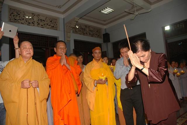 Các phái đoàn viếng ĐLHT. Thích Từ Nhơn chiều tối ngày thứ ba 28/04