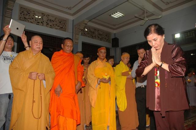 Các phái đoàn viếng ĐLHT. Thích Từ Nhơn chiều tối ngày thứ ba 28/04