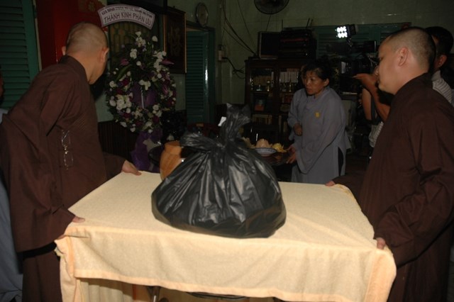 Cung nghinh xá lợi Đại lão Hòa thượng Thích Từ Nhơn về chùa Việt Nam Quốc Tự