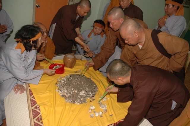 Cung nghinh xá lợi Đại lão Hòa thượng Thích Từ Nhơn về chùa Việt Nam Quốc Tự