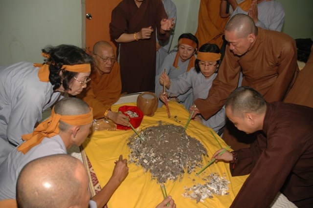 Cung nghinh xá lợi Đại lão Hòa thượng Thích Từ Nhơn về chùa Việt Nam Quốc Tự