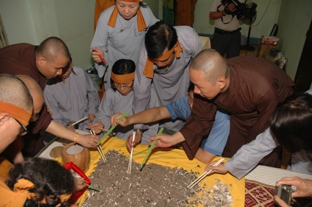 Cung nghinh xá lợi Đại lão Hòa thượng Thích Từ Nhơn về chùa Việt Nam Quốc Tự