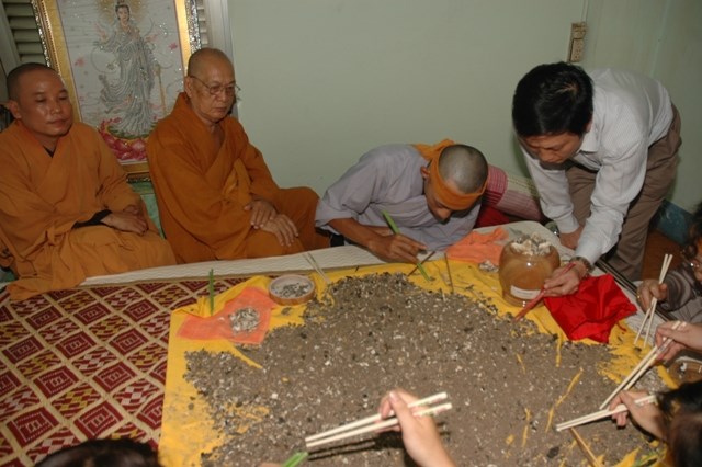 Cung nghinh xá lợi Đại lão Hòa thượng Thích Từ Nhơn về chùa Việt Nam Quốc Tự