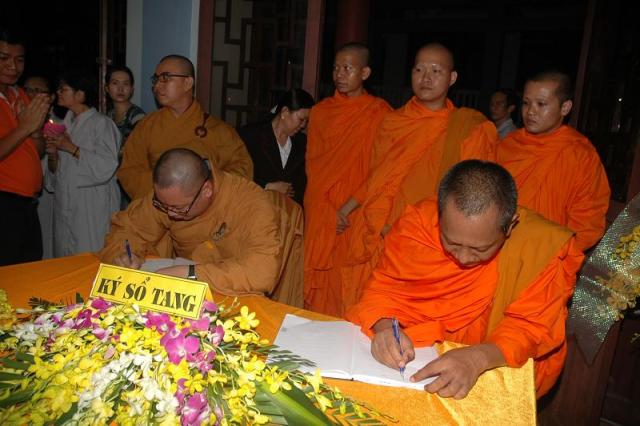 Các phái đoàn viếng ĐLHT. Thích Từ Nhơn chiều tối ngày thứ ba 28/04