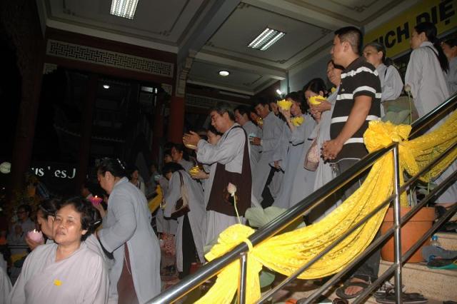 Các phái đoàn viếng ĐLHT. Thích Từ Nhơn chiều tối ngày thứ ba 28/04