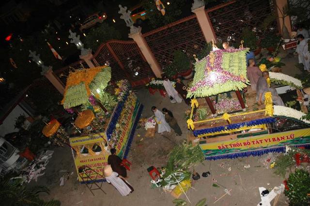 Các phái đoàn viếng ĐLHT. Thích Từ Nhơn chiều tối ngày thứ ba 28/04