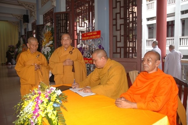 Chùm ảnh: Các đoàn viếng Đại lão HT. Thích Từ Nhơn buổi chiều ngày thứ nhất (26/4)