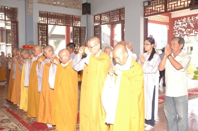 Chùm ảnh: Các đoàn viếng Đại lão HT. Thích Từ Nhơn buổi chiều ngày thứ nhất (26/4)