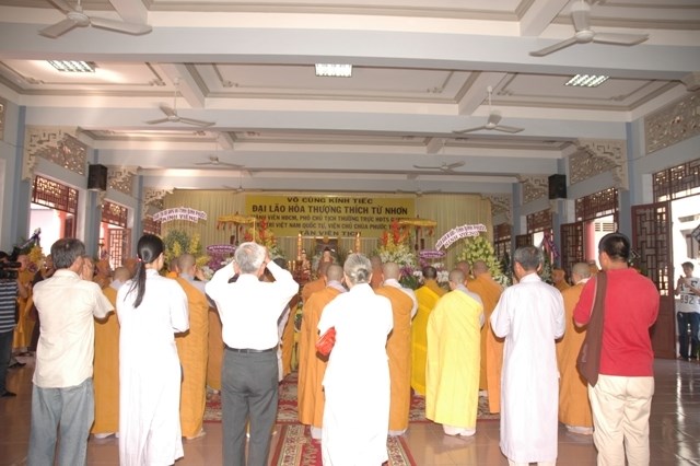 Chùm ảnh: Các đoàn viếng Đại lão HT. Thích Từ Nhơn buổi chiều ngày thứ nhất (26/4)