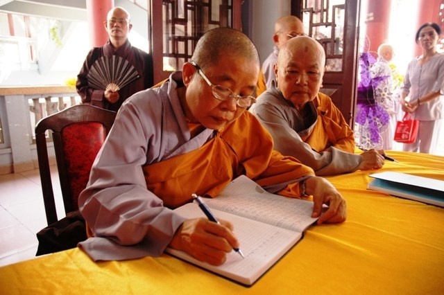 Chùm ảnh: Các đoàn viếng Đại lão HT. Thích Từ Nhơn buổi chiều ngày thứ nhất (26/4)