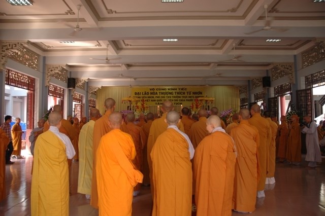 Chùm ảnh: Các đoàn viếng Đại lão HT. Thích Từ Nhơn buổi chiều ngày thứ nhất (26/4)