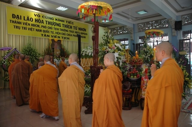 Chùm ảnh: Các đoàn viếng Đại lão HT. Thích Từ Nhơn buổi chiều ngày thứ nhất (26/4)