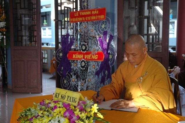 Chùm ảnh: Các đoàn viếng Đại lão HT. Thích Từ Nhơn buổi chiều ngày thứ nhất (26/4)