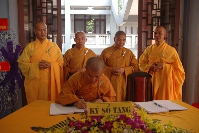 Chùm ảnh: Các đoàn viếng Đại lão HT. Thích Từ Nhơn buổi chiều ngày thứ nhất (26/4)