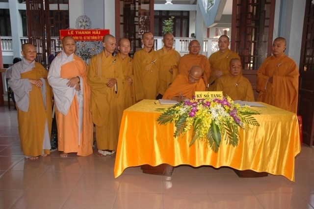 Chùm ảnh: Các đoàn viếng Đại lão HT. Thích Từ Nhơn buổi chiều ngày thứ nhất (26/4)