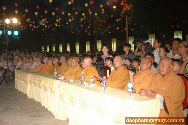 Bình Dương: Rực rỡ mùa Phật đản PL 2557