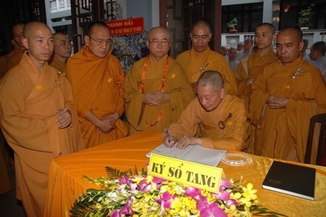 Chùm ảnh: Các đoàn viếng Đại lão HT. Thích Từ Nhơn buổi chiều ngày thứ nhất (26/4)