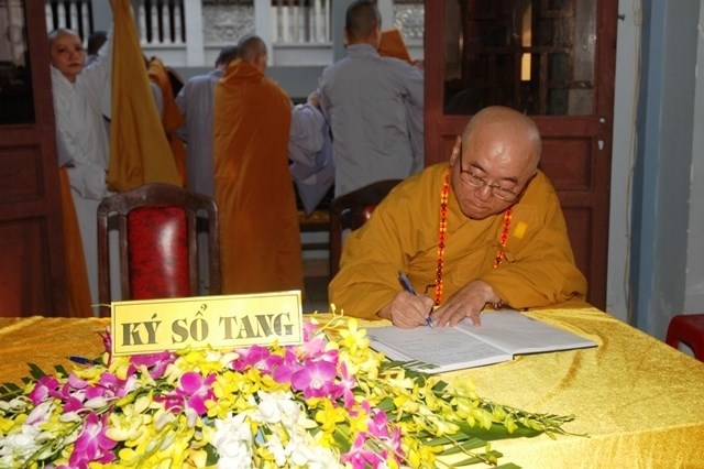 Chùm ảnh: Các đoàn viếng Đại lão HT. Thích Từ Nhơn buổi chiều ngày thứ nhất (26/4)