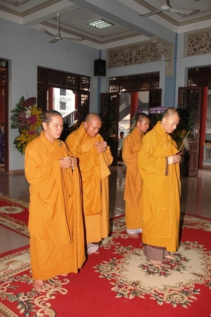 Chùm ảnh: Các đoàn viếng ĐLHT. Thích Từ Nhơn buổi sáng ngày thứ hai 27/4