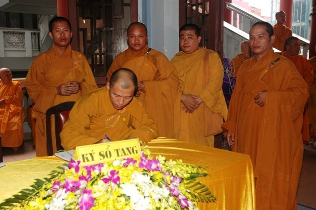 Chùm ảnh: Các đoàn viếng ĐLHT. Thích Từ Nhơn buổi sáng ngày thứ hai 27/4