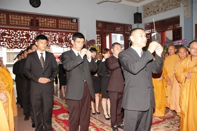 Chùm ảnh: Các đoàn viếng ĐLHT. Thích Từ Nhơn buổi sáng ngày thứ hai 27/4