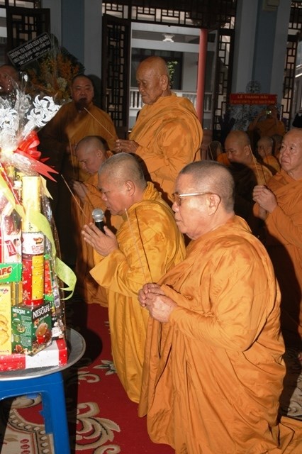 Chùm ảnh: Các đoàn viếng ĐLHT. Thích Từ Nhơn buổi sáng ngày thứ hai 27/4