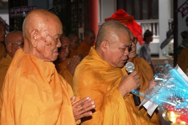 Chùm ảnh: Các đoàn viếng ĐLHT. Thích Từ Nhơn buổi sáng ngày thứ hai 27/4