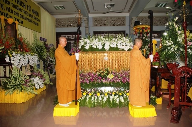 Chùm ảnh: Các đoàn viếng ĐLHT. Thích Từ Nhơn buổi sáng ngày thứ hai 27/4