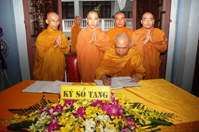 Chùm ảnh: Các đoàn viếng ĐLHT. Thích Từ Nhơn buổi sáng ngày thứ hai 27/4