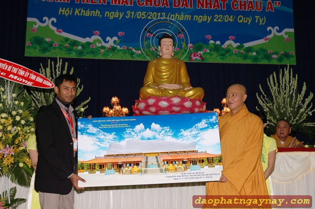 Bình Dương: Lễ đón nhận xác lập kỷ lục "Tượng Phật Nhập Niết Bàn Nằm Trên Mái Chùa Dài Nhất Châu Á"